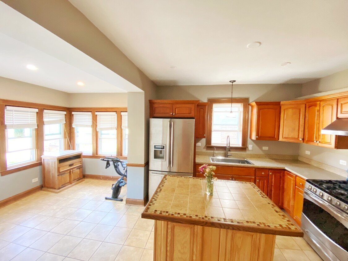 Kitchen and breakfast room - 1625 S 59th Ave