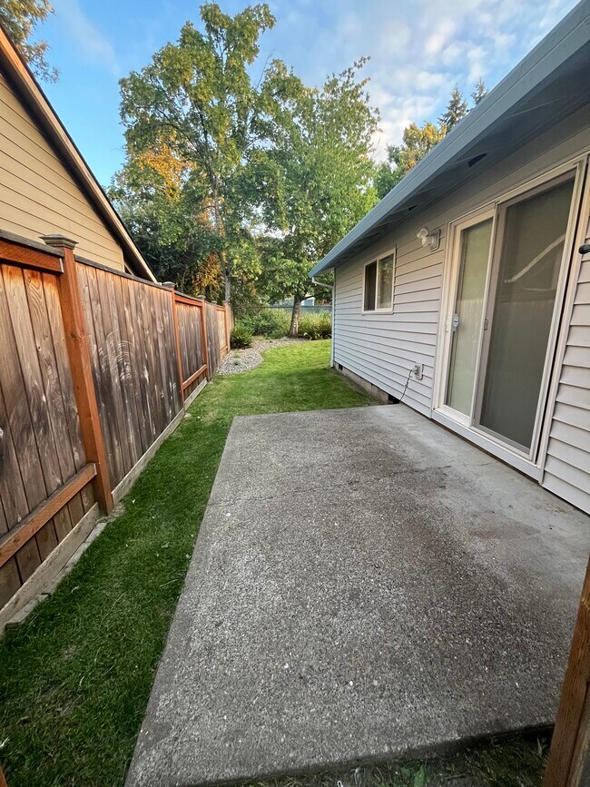 Losa de cemento en el costado de la casa - 15354 SW Clifford Ct
