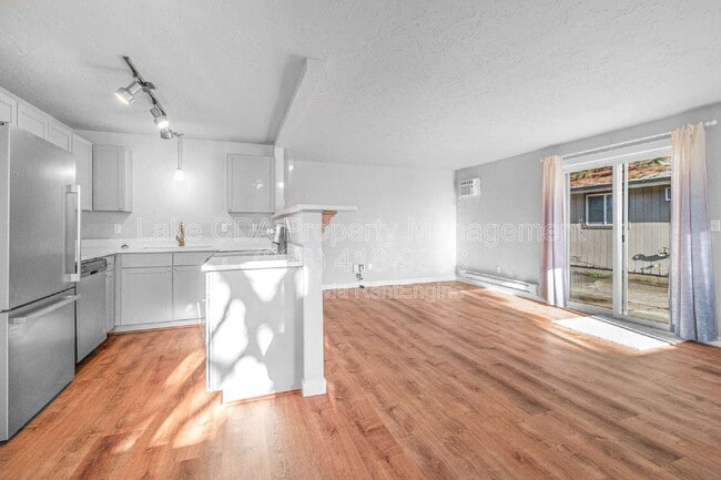 Building Photo - 1419 E Stiner Ave