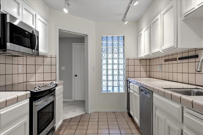 Foto del edificio - Beautiful 3 bed 2 bath condo near Downtown...