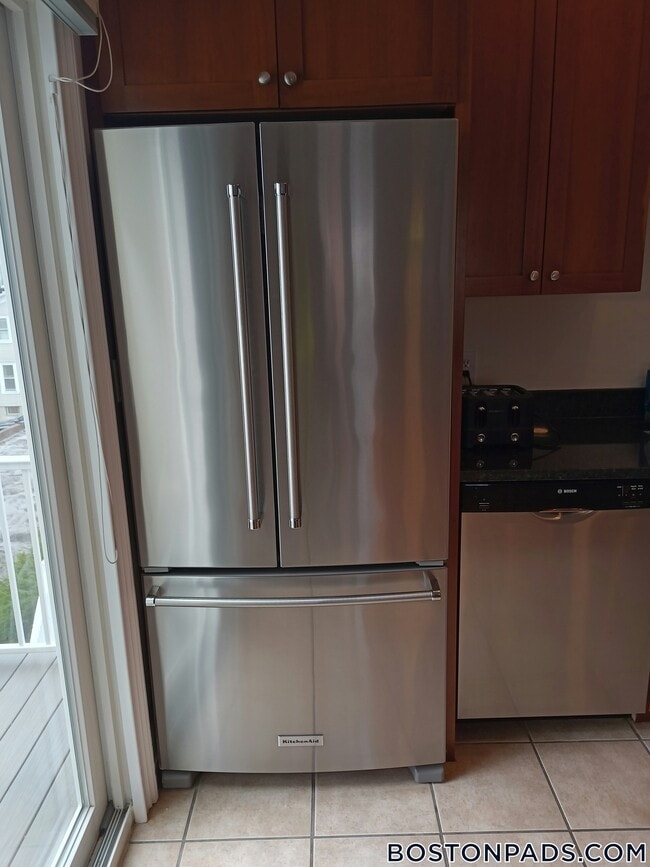 Building Photo - 467 E 8th St