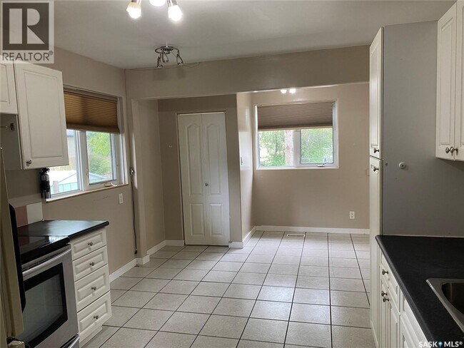 Building Photo - 460 Wascana St