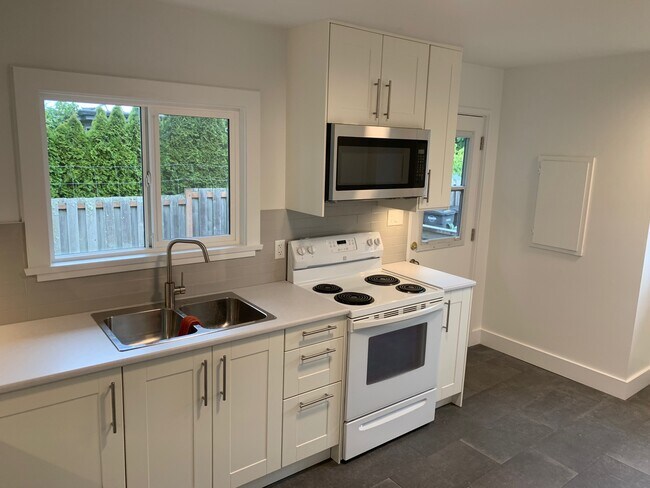 Photo du bâtiment - 3903 Cadboro Bay Rd