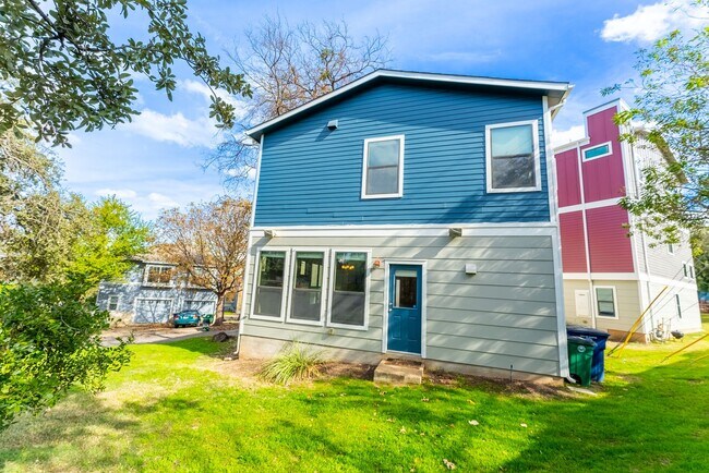 Building Photo - Experience South East Austin Living at Its...