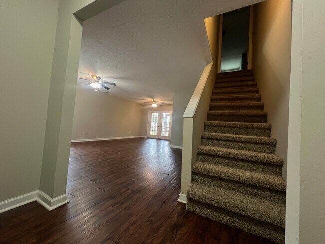 Foto del edificio - 200 Merry Wood Dr