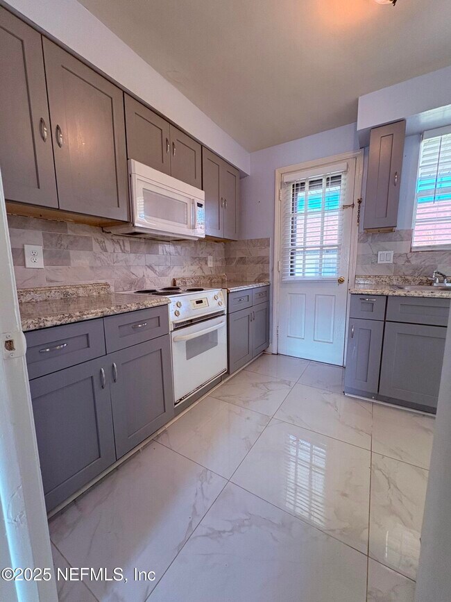 Foto del edificio - 1540 El Prado Rd