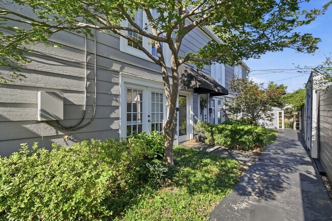 Foto del edificio - 2 Bed 2.5 Bath Right off Cherry Street!!