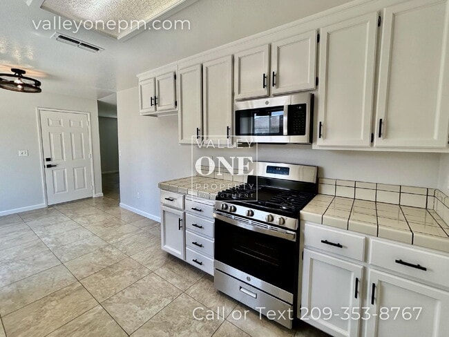 Building Photo - Commuter-Friendly 3 Bed, 2 Bath Home on Quiet Cul-De-Sac