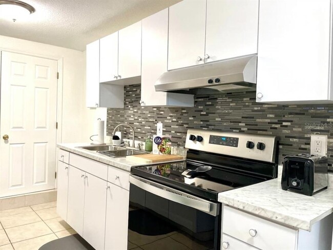 Building Photo - 2575 S Himes Ave