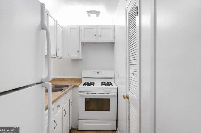 Foto del edificio - 11 Peachtree Hills Ave NE