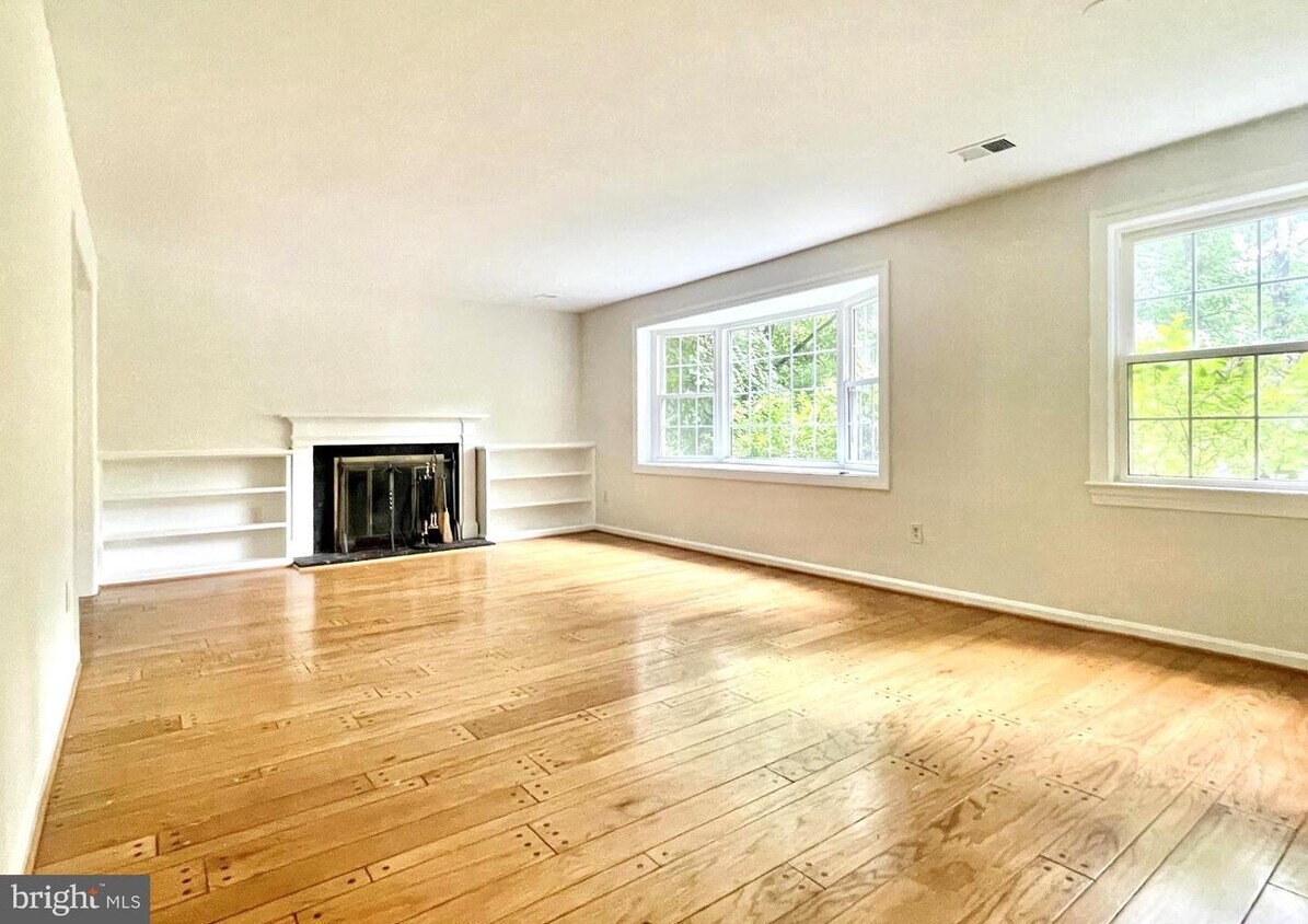 Primary Photo - 5801 Devonshire Dr