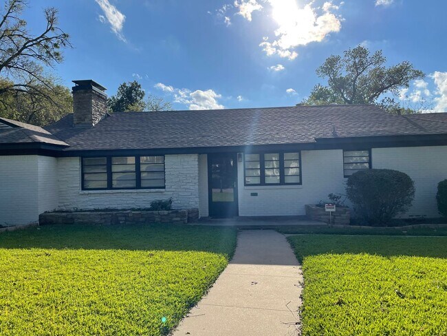 Building Photo - Updated Westcliff Beauty