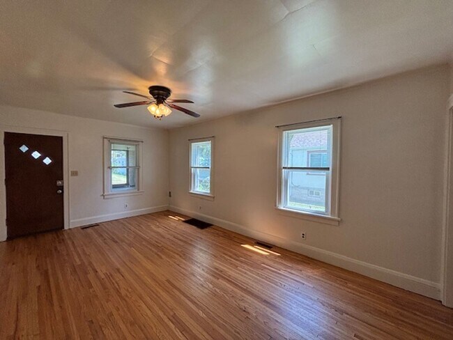 Foto del edificio - Charming 2+ Bedroom Single Family on a gre...