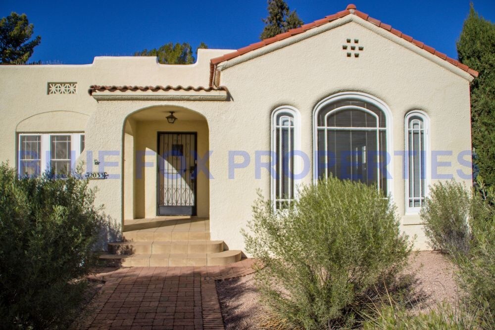 Foto principal - HISTORIC HOME CLOSE TO UOFA W/ POOL