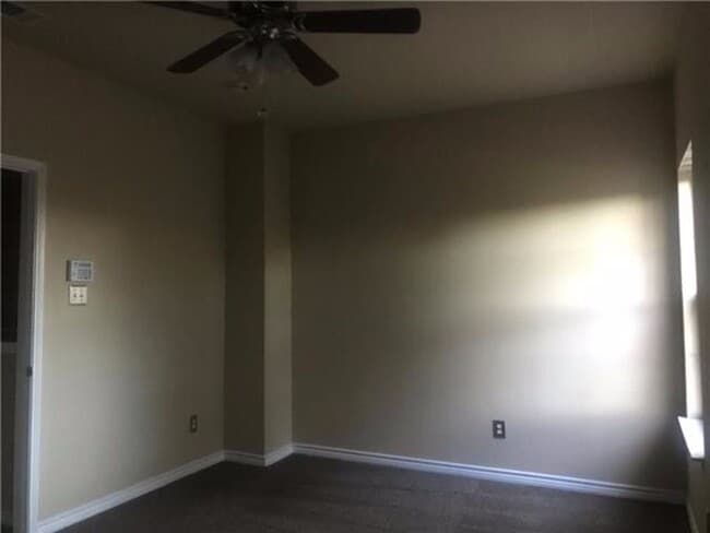 Building Photo - Great Townhome in Prime Locaton