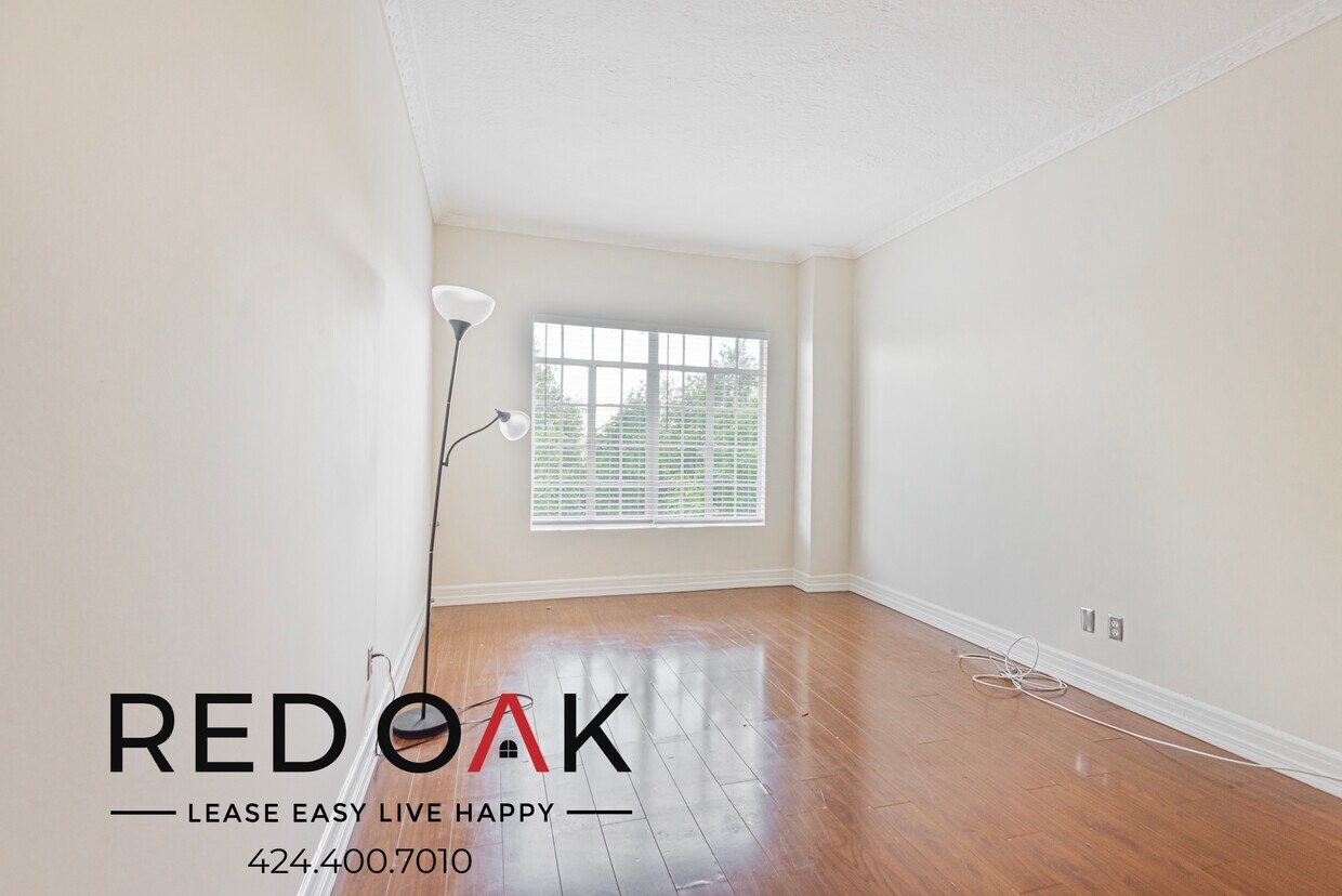 Primary Photo - 570 N Rossmore Ave