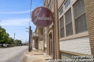 Building Photo - 831 S Flores St