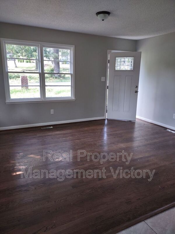 Building Photo - 922 Woodward Rd