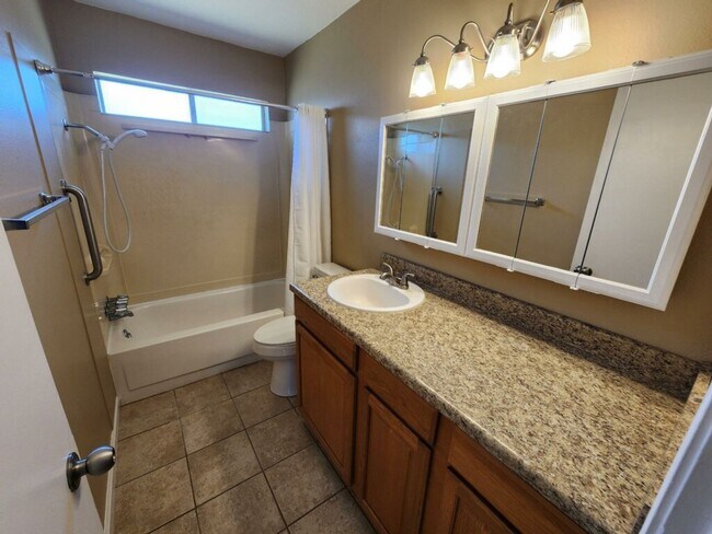 Foto del edificio - Cozy 2 bedroom duplex with a spacious yard...