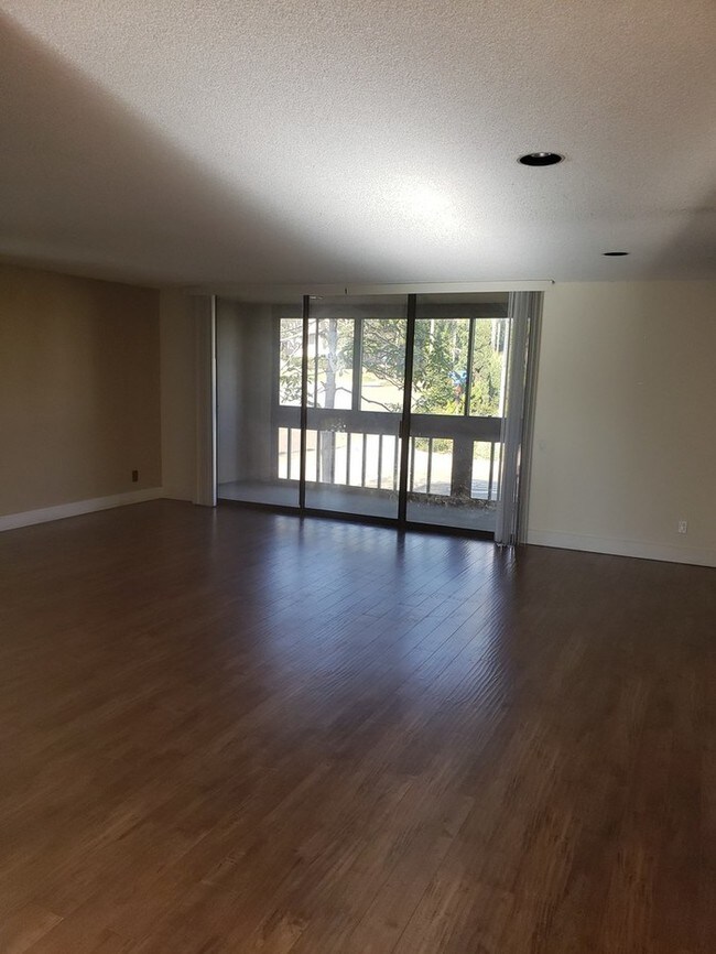 Building Photo - Spacious La Jolla Cond for Rent