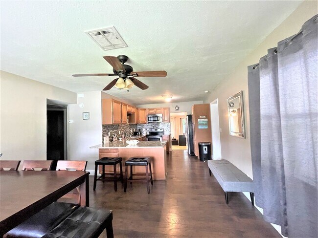 Foto del edificio - 5106 104th St N
