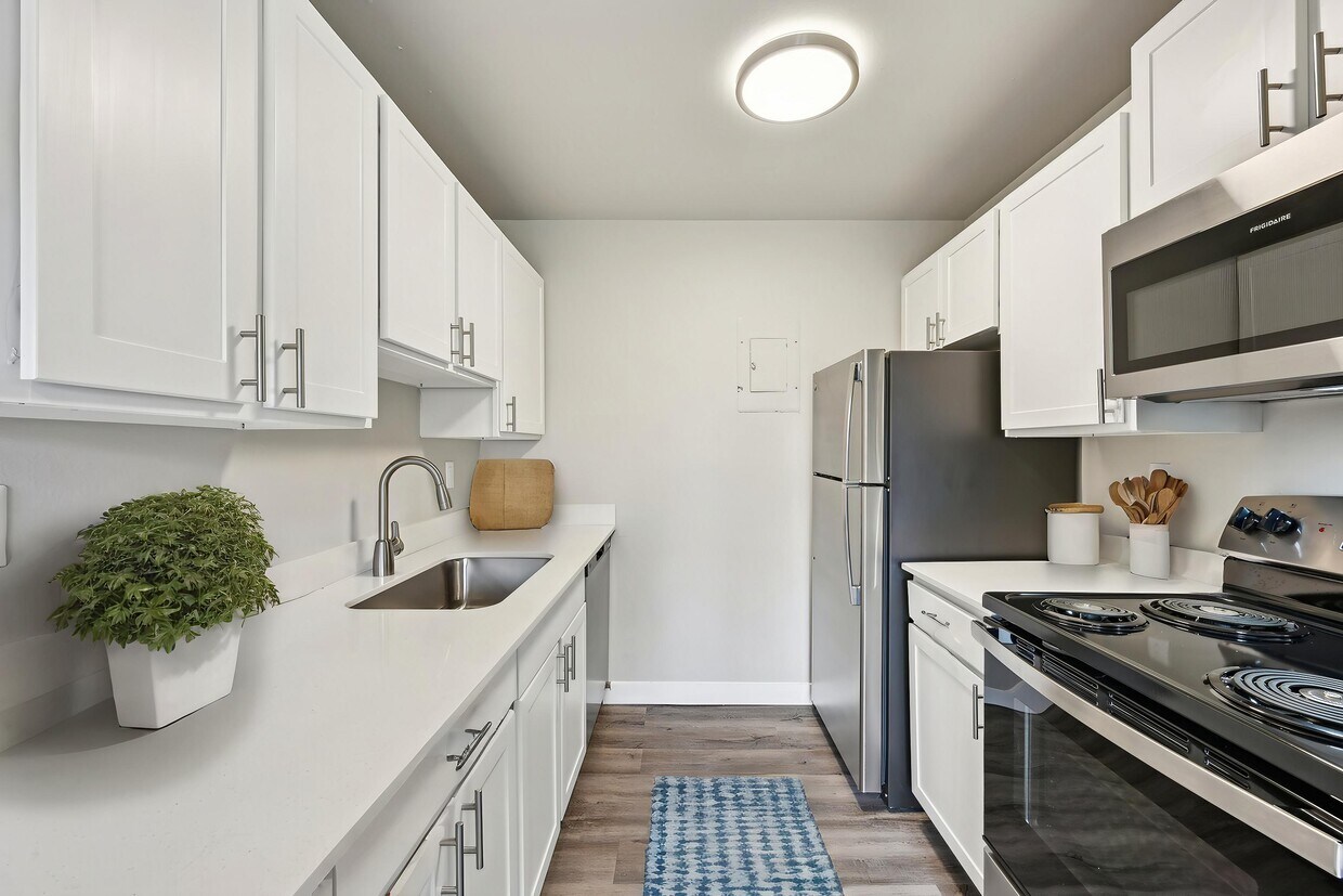 Foto principal - 3300 Tamarac Apartments