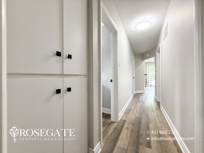 Photo du bâtiment - Spacious 3-Bedroom Main Level Apartment with Shared Laundry – Scarborough