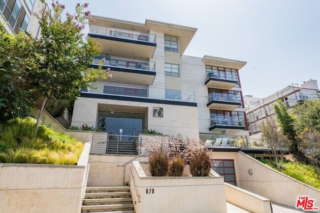 Building Photo - 870 Haverford Ave