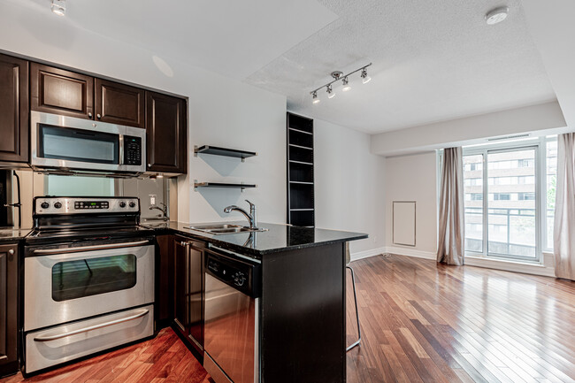 Building Photo - 8 Scollard St