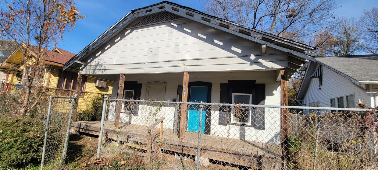 Foto principal - Large 3 bedroom/1 bath with Refrigerator, ...