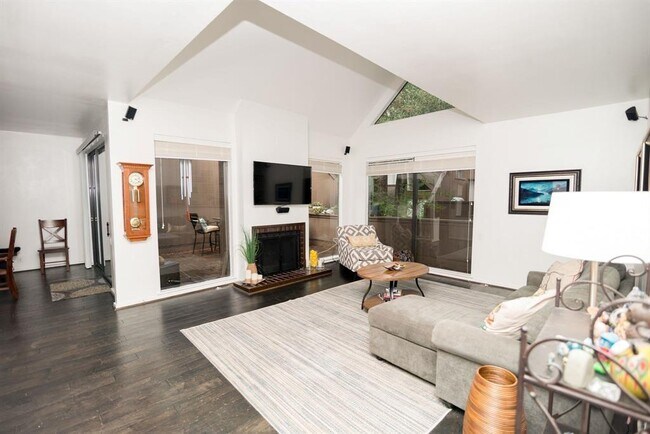 Building Photo - 136 Litchfield Ln