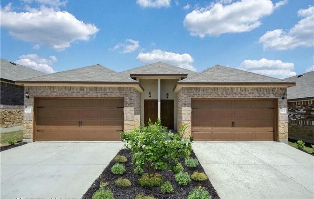 Primary Photo - Adorable Duplex in Seguin, TX