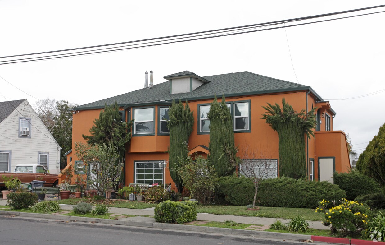 Primary Photo - 300 Fair St
