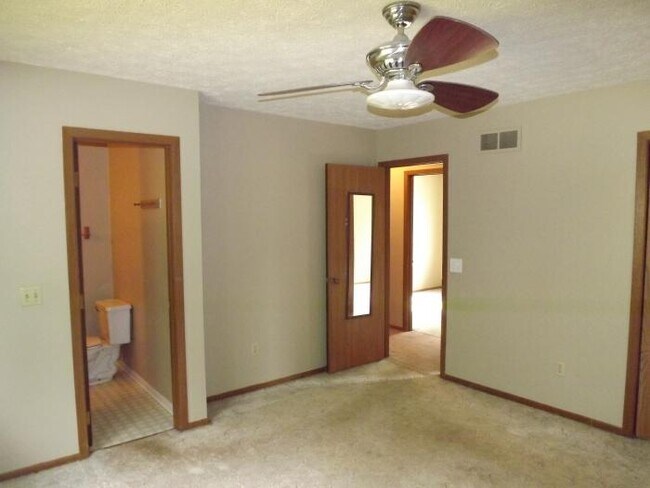 Master bedroom. - 2418 Mound St