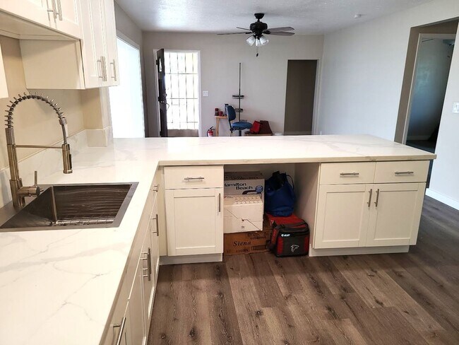 Building Photo - 5 Bedroom / 2 Bath House in Ewa Beach