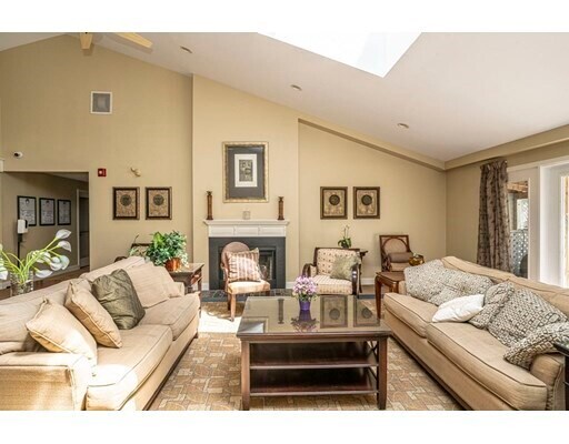 Building Photo - 750 Brookside Dr