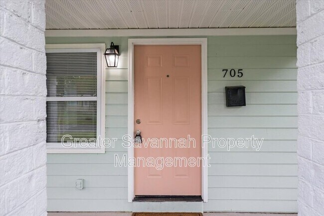 Building Photo - 705 W 47th St