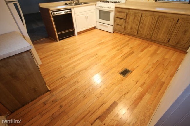 Building Photo - 2022 Hickory Dr