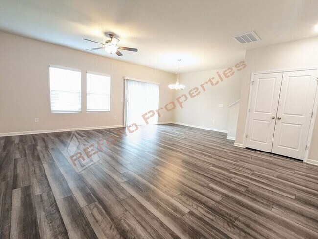 Building Photo - Amazing 3 Bedrooms 2 Car-Garage End Unit T...