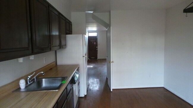 Building Photo - 646 W Conway St