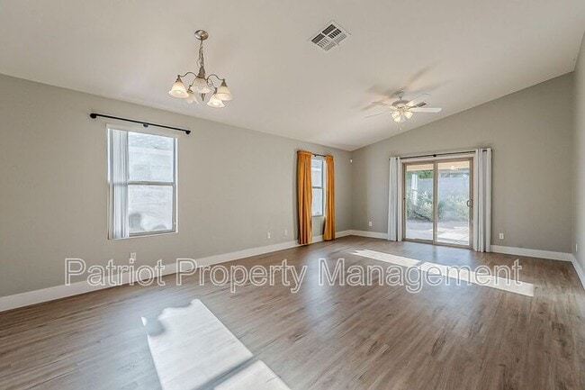 Building Photo - 13930 W Country Gables Dr