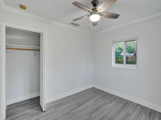 Foto del edificio - Gorgeous New 3 bedroom 2  bath - one Story home in Oakland Park