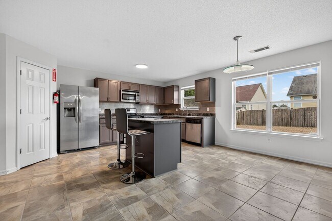 Foto del edificio - 5040 Estonian Dr