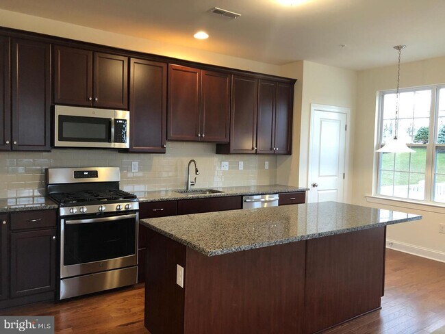 Building Photo - 120 Woodwinds Dr