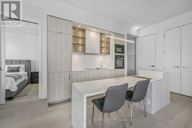 Photo du bâtiment - 11-4911 Yorkville Ave