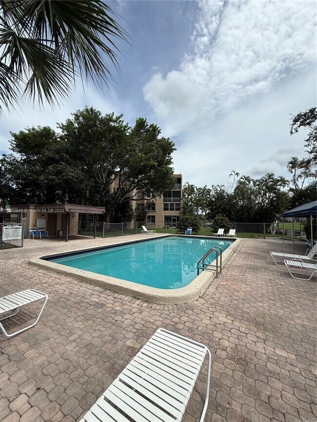 Foto del edificio - 9441 Live Oak Pl