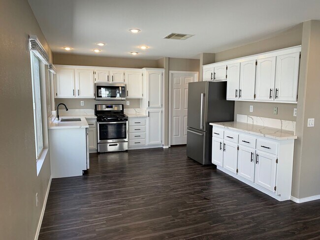 Building Photo - SHOWS LIKE A MODEL- IMMEDIATE MOVE-IN!!!