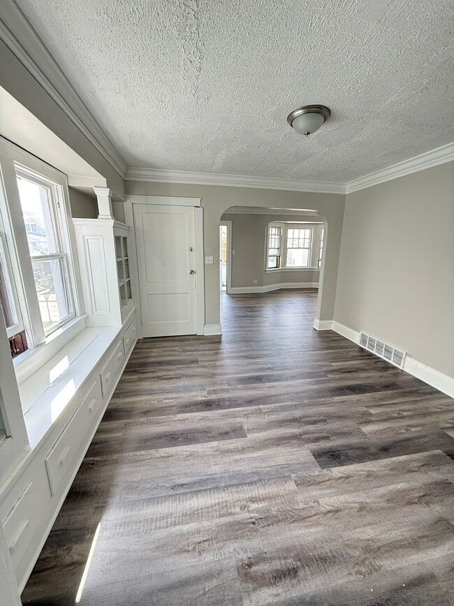 Building Photo - Charming 2 Bedroom Home