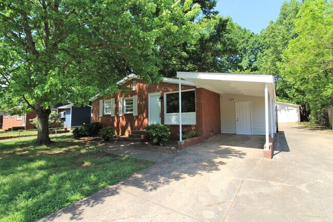 Foto del edificio - Fully Renovated 3-Bedroom Ranch in South C...