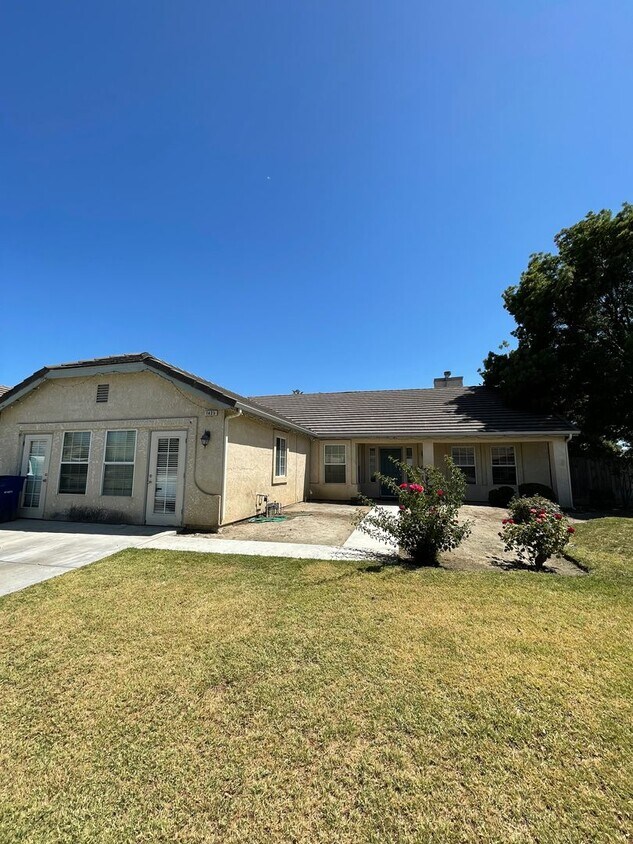 Foto principal - Available Now! – Beautiful Corner Lot Home
